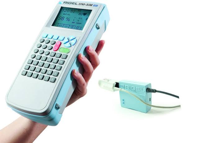 Simulador portátil de múltiples signos vitales - Rigel UNI-SIM LITE + Puls-R + 2 cables de temperatura + 3 cables de IBP (Transductor Baxter - Abbott - UTA)
